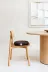 PPV-02.36CAN_HiRes_PNG_RGB_VLUV_PIL+PED_STOV_Anthrazit_Mood_Product on chair_01